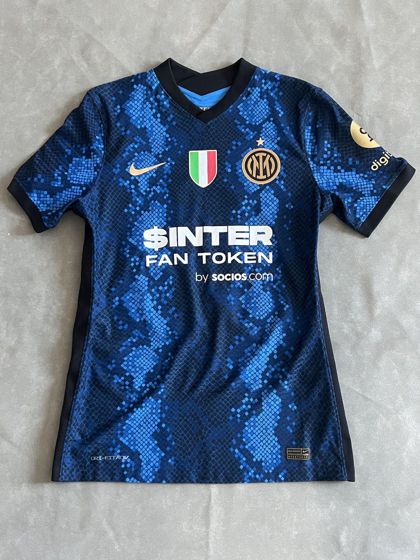 开云登录入口 -罗马发布备战花絮，集结日远射贴柱，意大利杯任务艰巨，更衣室氛围转暖 