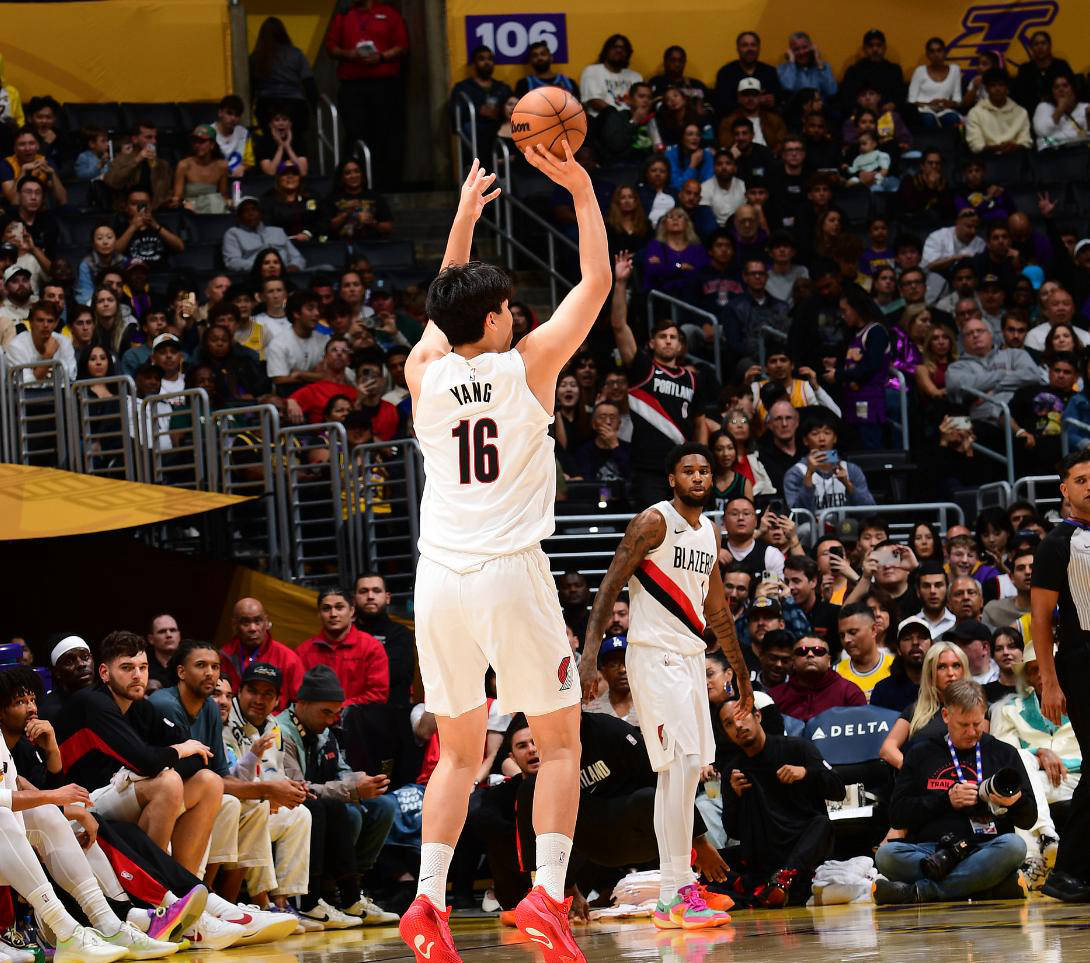 开云官网 -包含洛杉矶快船训练开放日；清晨调整名单引欢呼；英超在即；更衣室氛围转暖的词条