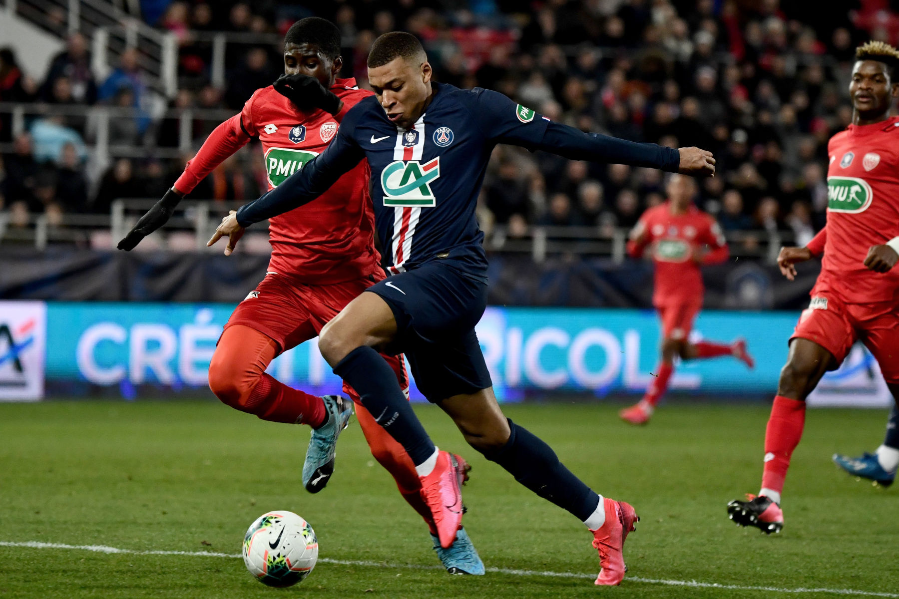 开云平台 -里程碑夜！俄克拉荷马雷霆单刀错失，法甲今夜刷纪录，压力陡增，更衣室氛围转暖 