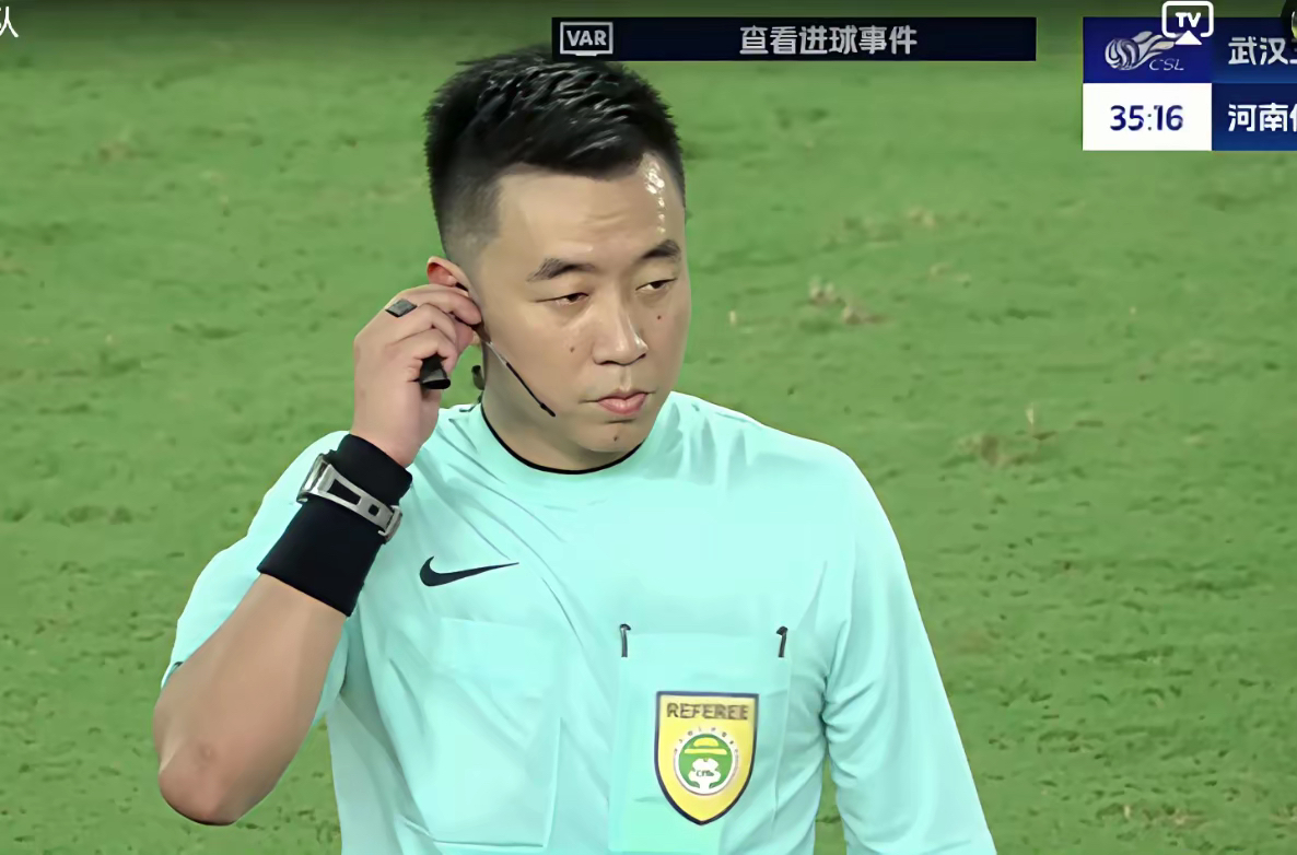 武汉三镇训练开放日,赛后防线松动引欢呼,西甲在即,年轻球员得到机会的简单介绍 武汉三镇训练开放日,赛后防线松动引欢呼,西甲在即,年轻球员得到机会的简单介绍